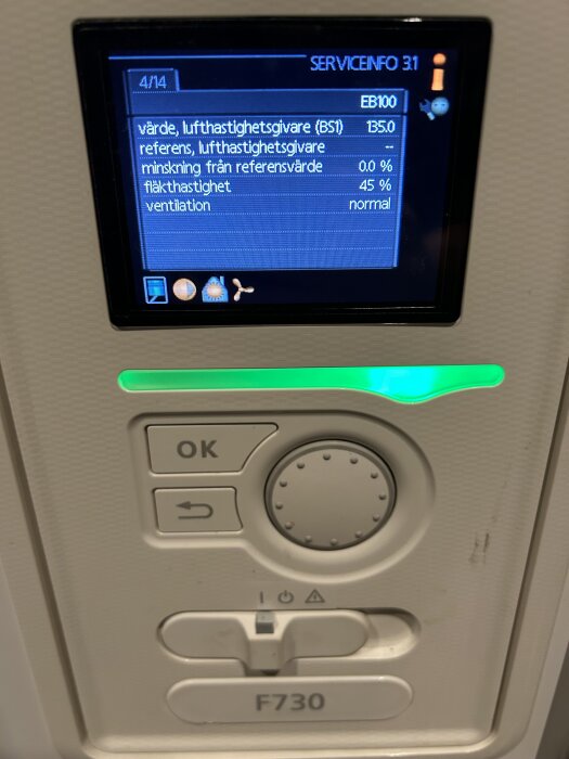 Displaypanel på Nibe 730 visar systeminfo med luftdata, inklusive luftfuktighet, fläkthastighet och referensvärden.