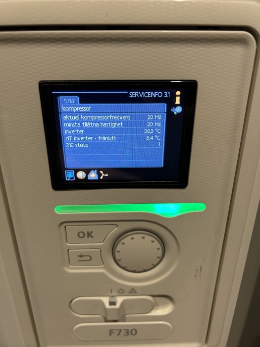 Skärm på en värmepump F730 visar serviceinfo: aktuell kompressorfrekvens 20 Hz, minsta tillåtna hastighet 20 Hz, inverter 26.3°C, dT Inverter - frånluft 8.4°C.