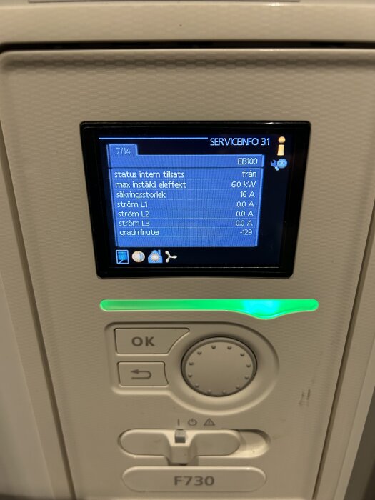Närbild av kontrollpanel på F730 värmepump, visar serviceinfo med max effekt 6,0 kW, säkring 16 A, ström och gradminuter.