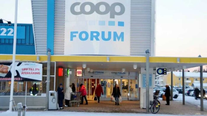 Entrén till COOP Forum i Boden, med flera personer som går in och ut ur byggnaden under vintertid.