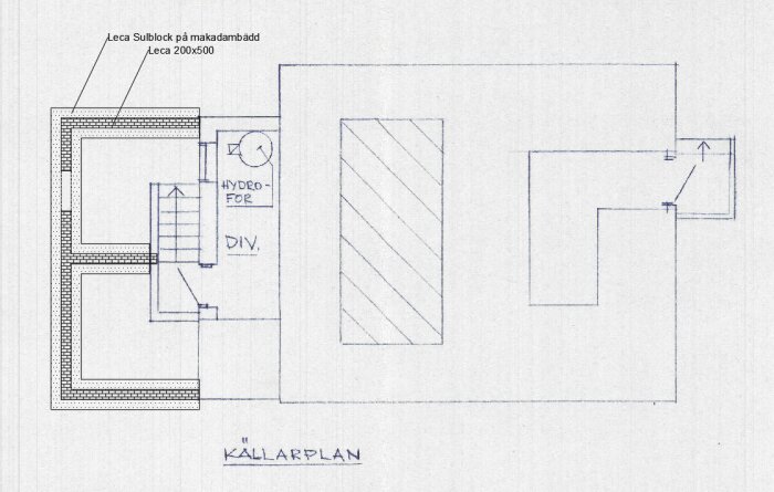 Skiss av källarplan för tillbyggnad med markeringar för Leca-sulblock på makadambädd, visar trappor och rumsfördelning.