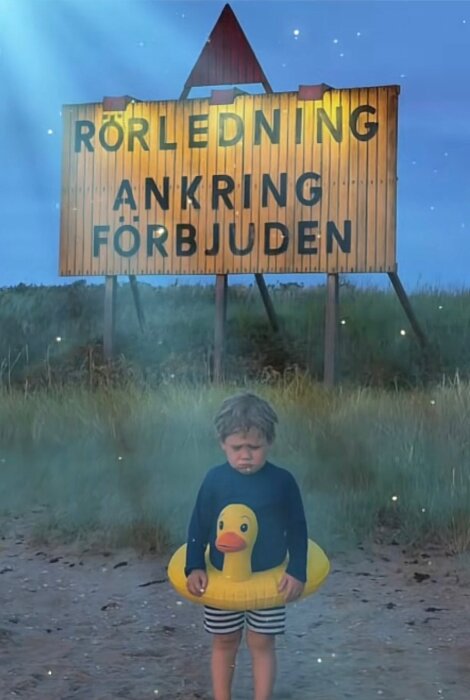 Litet barn ser ledsen ut, står med uppblåsbar badring i form av en gul anka framför en skylt med texten "Rörledning, Ankring förbjuden".