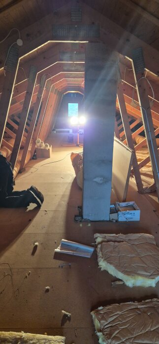 Vind med takstolar och isoleringsmaterial; pågår rivning av ventilationskanaler i samband med byte till luft/vatten värmepump 2022.
