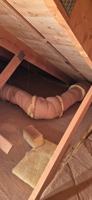 Gamla ventilationskanaler och isolering under ett tak, redo att rivas i samband med byte från FTX-system till luft/vatten värmepump.