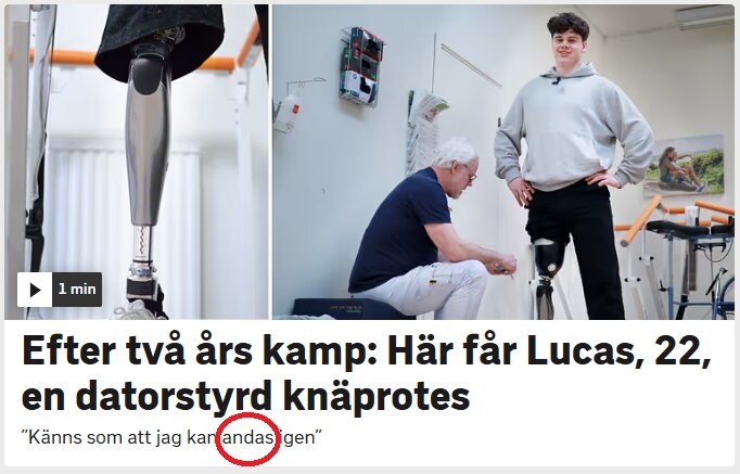 En person med datorstyrd knäprotes står i ett rum med annan person som sitter på huk.