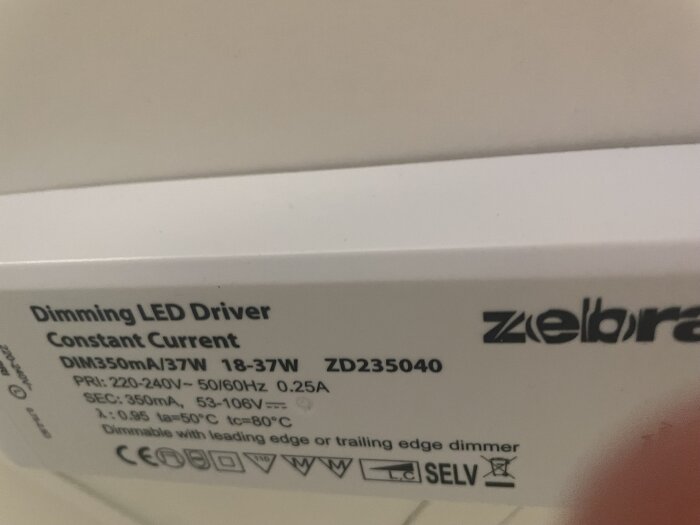 Dimming LED driver märkt "Zelbra" med specifikationer: 350mA/37W, 18-37W, PRI: 220-240V, 50/60Hz, dimbar med kantdimmer.