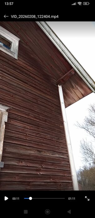 Trätak och vägg av brädor i enkel konstruktion, brädorna vertikalt från nock, inga takstolar, äldre stil.