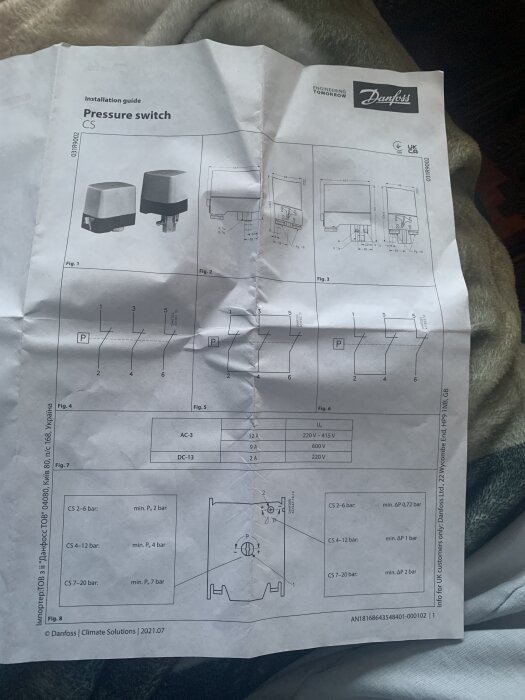 Instruktionsblad för Danfoss tryckströmbrytare, visar installations- och tryckvärden, användbar för VVS-inställningar i hus.