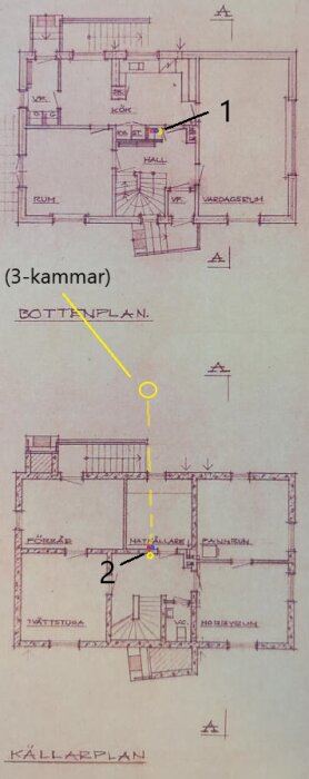 Planritning över ett hus med markerade rördragningar. Röda, blå och gula linjer indikerar avlopp och vattenledningar genom huset mellan våningarna.
