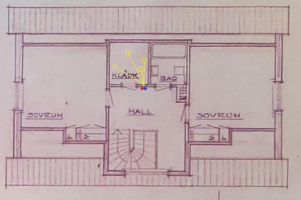 Planritning över övervåning med markerade avlopps- och PEX-rör, visar avloppsförlopp från badrum genom huset mot trekammarbrunn.