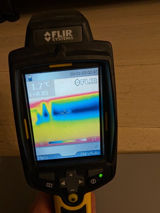 Termografisk bild som visar temperaturfördelning längs golv och vägg under köksskåp, med tydlig kall zon vid 1,7 °C där kallras observeras.