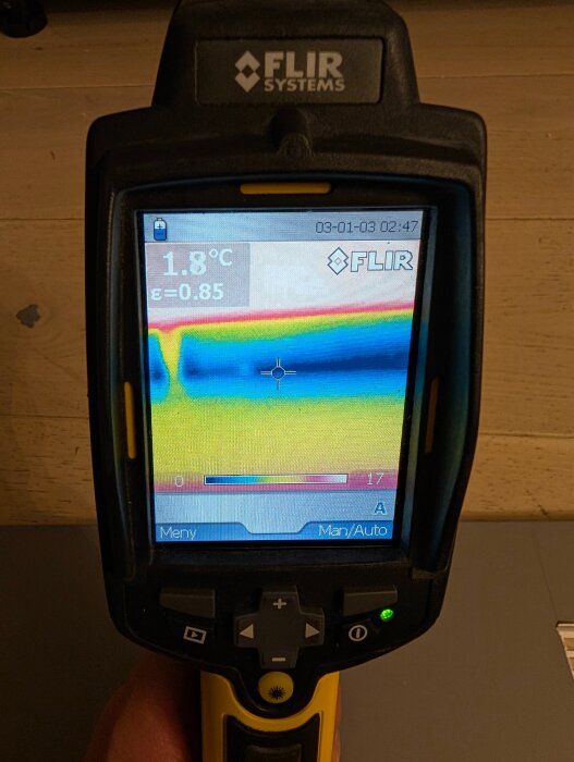 Värmekamera som visar temperatur på 1,8 °C längs golv och vägg i ventilerad krypgrund, fotograferad för att undersöka kallras.