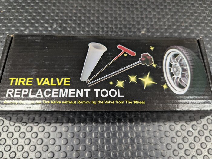 Förpackning för däckventilsbytesverktyg med illustration av verktygen och ett bildäck, text: "Tire Valve Replacement Tool".