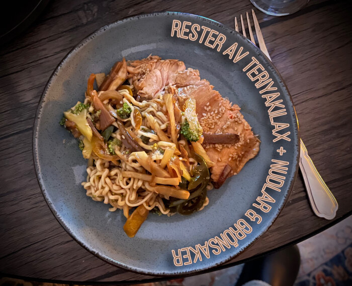 Tallrik med rester av teriyakilax, nudlar och grönsaker.