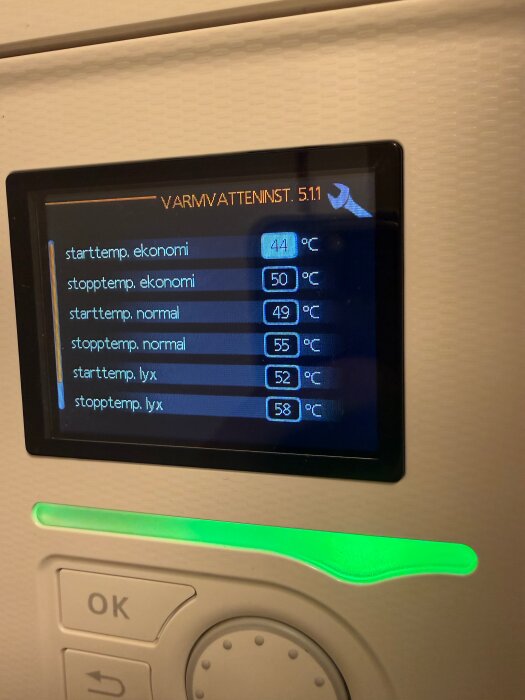 Skärm på Nibe F370 med inställningar för start och stopp av varmvattentemperatur i ekonomiskt, normalt och lyxläge.