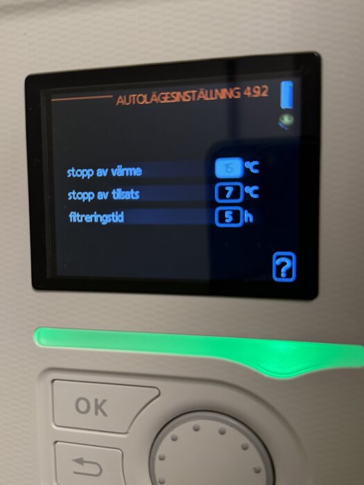 Kontrollpanel på Nibe F370 med inställningar för autoläge. Displayen visar temperatur- och tilläggsstopp vid 15°C och 7°C.