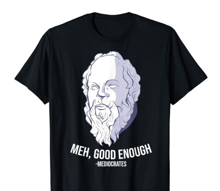 Svart t-shirt med en tecknad bild av en äldre man med skägg och texten "Meh, Good Enough - Mediocrates".