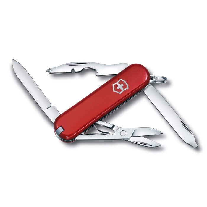 Röd Victorinox Rambler fickkniv med flera verktyg som knivblad, sax och kapsylöppnare, placerad mot vit bakgrund.