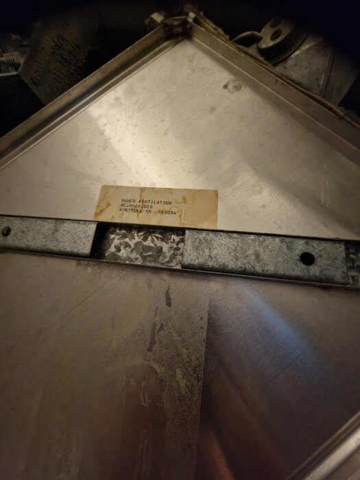 Ventilationsaggregat märkt "Bahco Ventilation" med etikett och kontrollnummer synligt på metallisk yta.