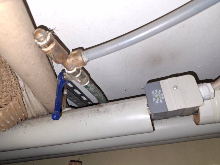 Röranslutningar med ventil i källare, möjlig justeringsdel för värmesystem kopplat till ackumulatortank och elpatron.