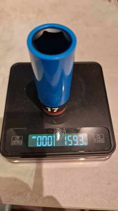 Blå Wera 17 krafthylsa placerad på en våg, vikt 159,3 gram, visar hylsans längd och tjocklek.