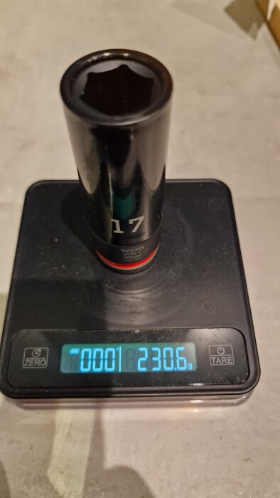 Wera 17 krafthylsa står på en digital våg som visar en vikt på 230,6 gram.
