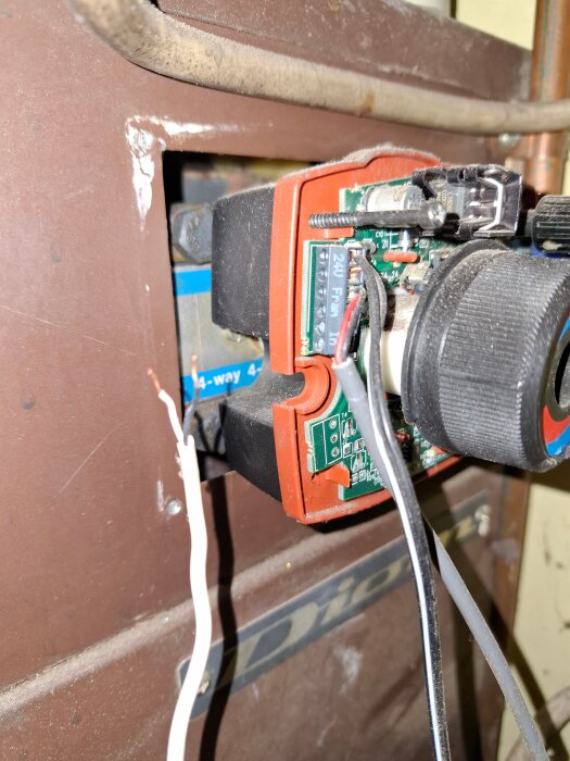 Närbild på en termostat med oansluten kabel vid en Diom EloVED vedpanna.