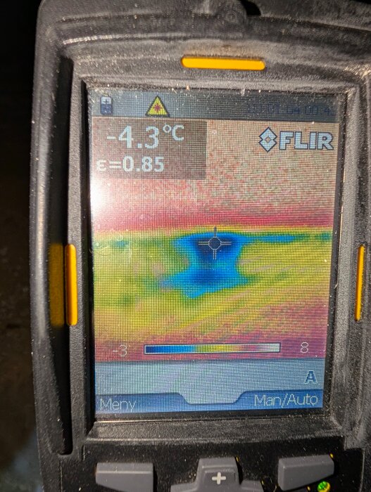 Värmekamera visar kall luftström genom isolering, temperatur -4,3 °C. Indikerar dålig isolering och köldbrygga med dammfilter-effekt.
