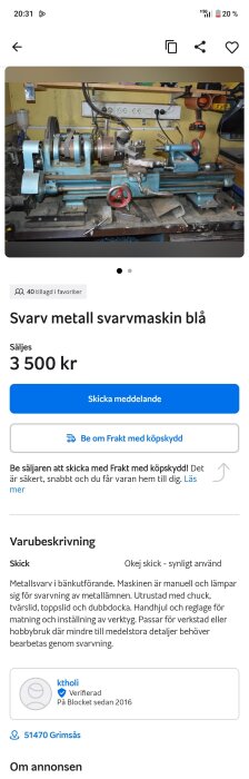 Blå metall svarv i en verkstadsmiljö, med handhjul och verktygsinställningar på en arbetsbänk närvarande i bakgrunden.