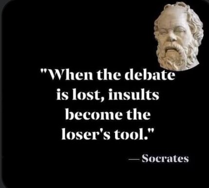 Quote från Sokrates: 'When the debate is lost, insults become the loser's tool.' Bakgrund av en byst av Sokrates.