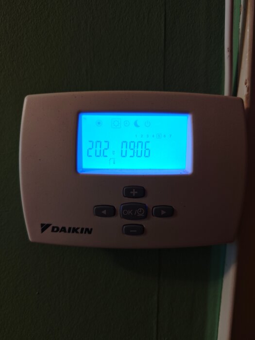 Termostat från Daikin med inställd temperatur på 20,2 grader Celsius, displayen visar även tiden 09:06.