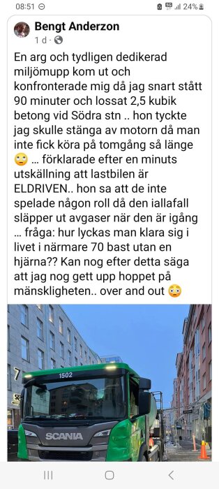 Lastbil av märket Scania parkerad på en stadsgata med flerbostadshus i bakgrunden.
