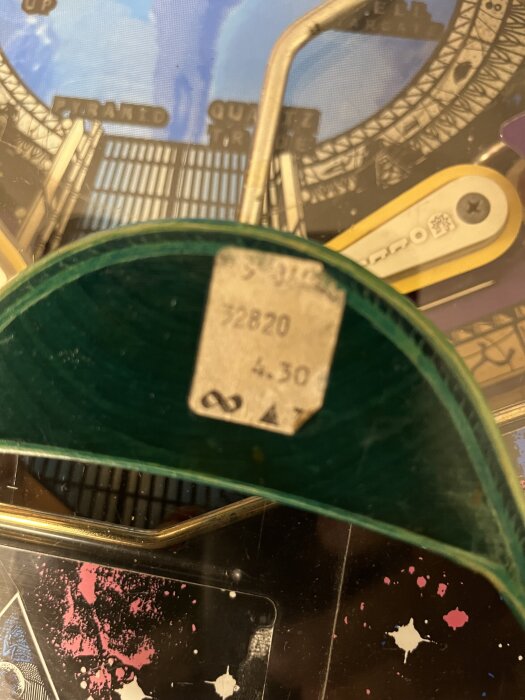 Gammal pappgalge från Konsum med prisetikett, mot färgglad bakgrund med text och mönster.