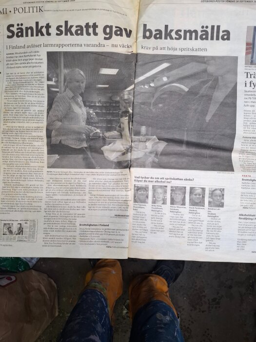 Tidningsuppslag från Göteborgs-Posten 2004 med artikel om sänkt alkoholskatt i Finland och dess konsekvenser, någon håller tidningen i knät.