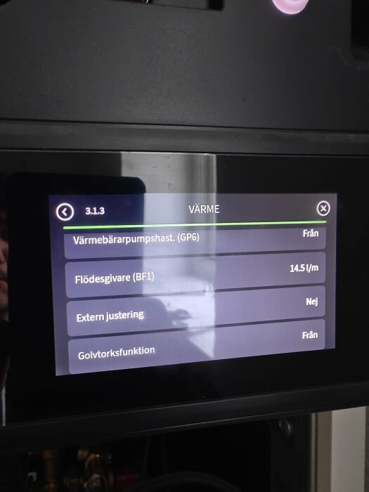 Display med inställningar för värmesystem: värmebärarpumphastighet, flödesgivare, extern justering och golvtorksfunktion.