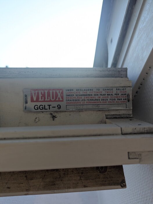 Velux takfönster med märkning GGLT-9 och text om smörjning synlig på etikett.