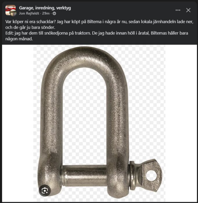 En metallschackel med skruvögla, använd i byggprojekt och som anses vara av sämre kvalitet i diskussionen.
