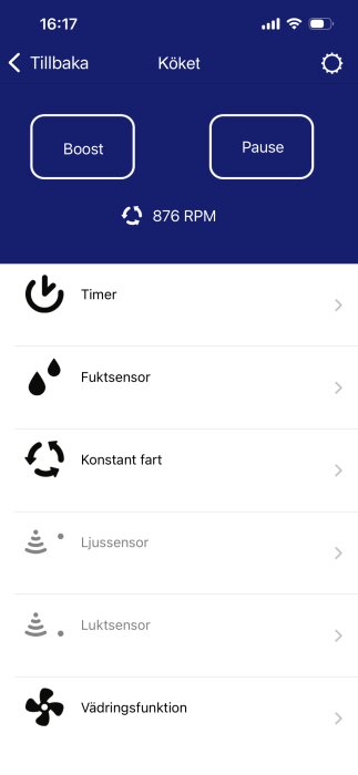 Appens gränssnitt visar inställningar som timer, fuktsensor, konstant fart, ljussensor, luktsensor och vädringsfunktion. Knappar för "Boost" och "Pause".