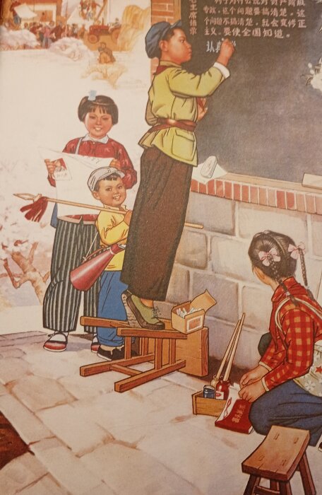 Barn i traditionella kinesiska kläder deltar i konstlektion, en pojke skriver på en svart tavla. Propagandabild från Kina.