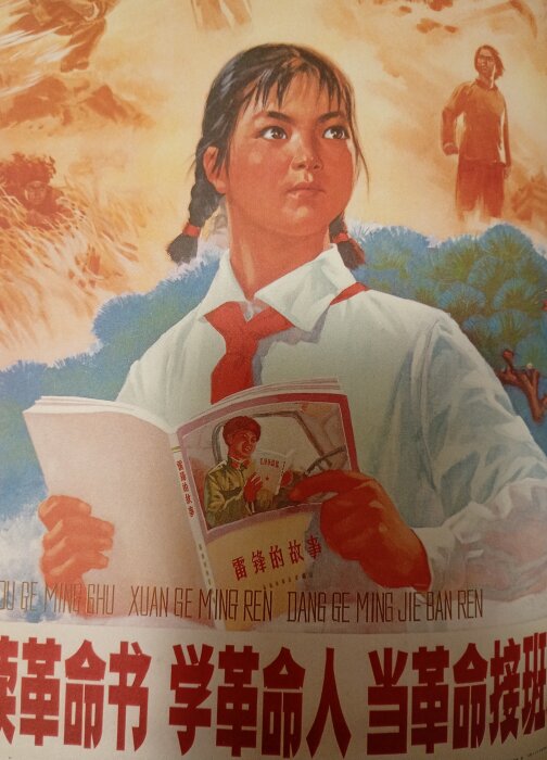 Kinesisk propagandaposter med en tjej i flätor och skoluniform som håller en bok med en soldatavbildning.