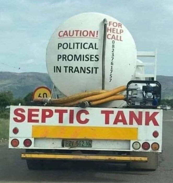 Tankbil med texten "POLITICAL PROMISES IN TRANSIT" och "SEPTIC TANK" på vägen.