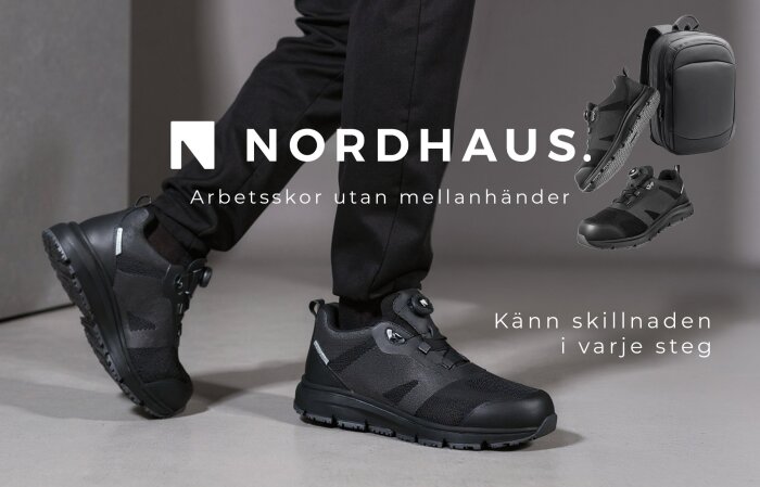 Svart och grå arbetssko Björkom 2 från Nordhaus, en person tar ett steg. Bakgrundsbilder av skorna och en ryggsäck.