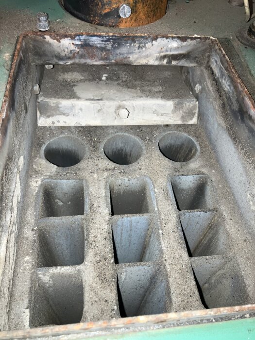 Rostig del av pelletbrännare med fem utlopp och spjällmekanism, används för korrekt installation enligt Ecoflex CTC-manualen.