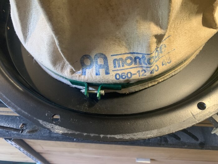 Filterpåse på maskin med tryckt text "PA Montage" och telefonnummer "060-12 40 43" för service och reservdelar.