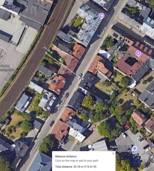 Satellitbild av en gata med distansmätning på 35,18 m mellan två punkter på Nygatan, omgiven av hus och grönska.