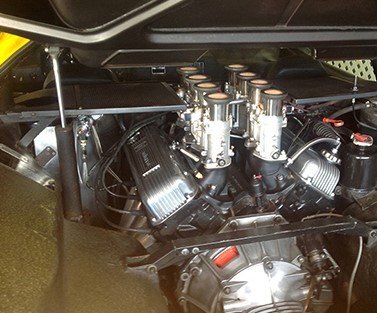 Originalmotor före installation av dubbla förgasare under motorhuven.