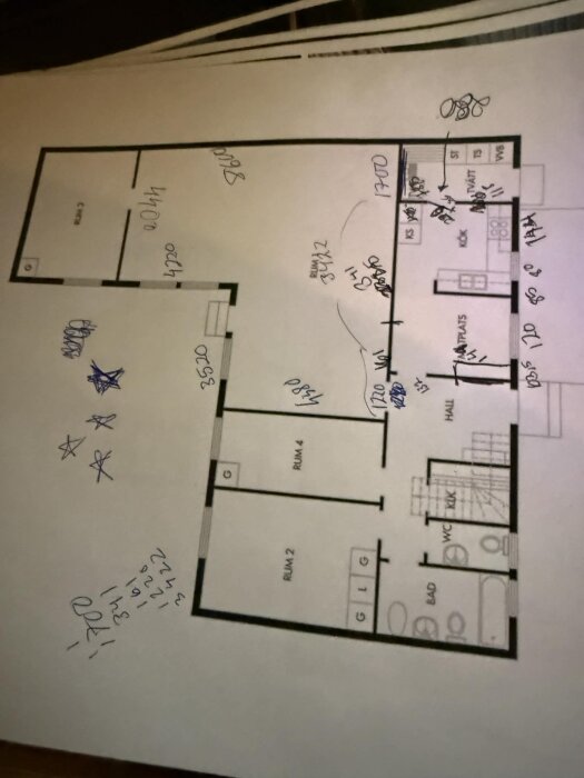 Planritning av 70-tals villa med handskrivna anteckningar om köksrenovering, utrymmen för stor soffa och 98" TV.