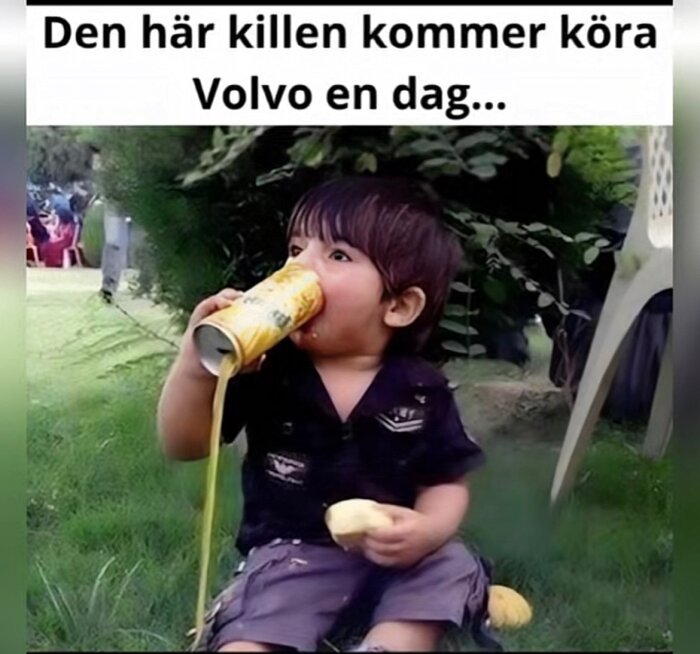 Barn dricker från en burk, men drycken rinner ut på tröjan. Text på bilden skämtar om att han en dag kommer köra Volvo.