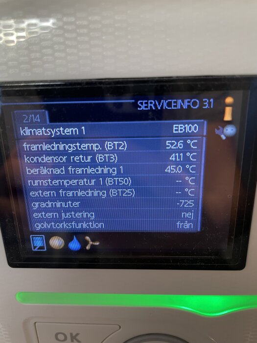 Display av klimatsystem med temperaturer: framledning 52,6°C, kondensor retur 41,1°C, beräknad framledning 45,0°C.