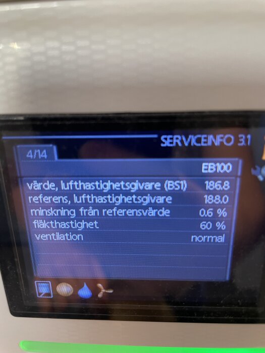 Display av HVAC-system som visar värden på lufthastighetsgivare, minskning från referensvärde och fläkthastighet.